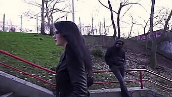 Visele Annei De Ville Devin Realitate În Acest Videoclip Anal 1 La 1