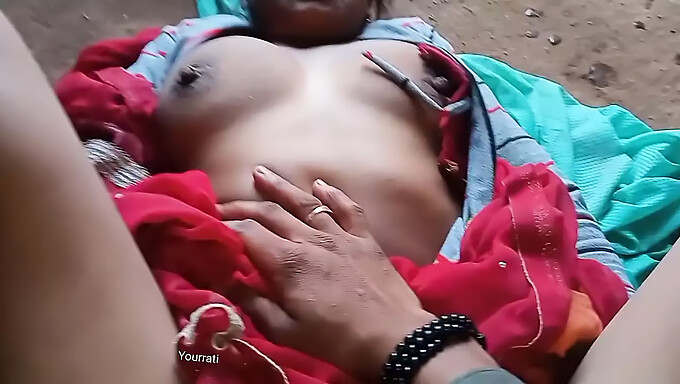 टीन (18+) और परिपक्व जोड़े तीव्र सेक्स में संलग्न हैं।