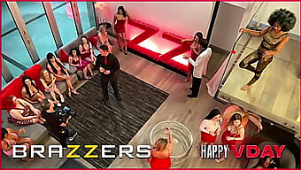 Assista Enquanto Esses Sortudos Desfrutam De Uma Orgia Interracial Com Um Grupo De Mulheres Deslumbrantes - Brazzers