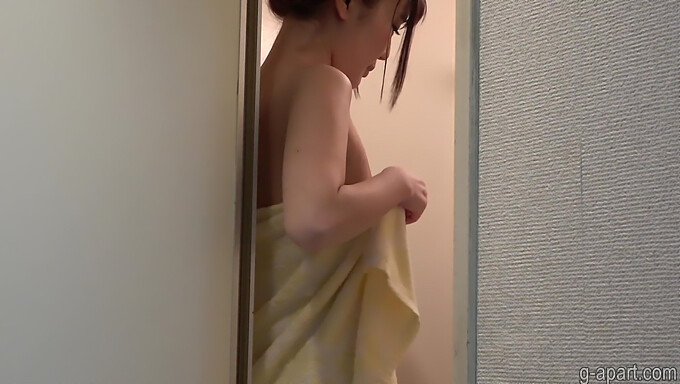 Japanisches Schulmädchen Sarina Kurokwas Dusche In Solo-Cam