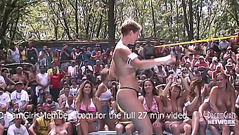 Amateur Nudist Milf Staat Centraal In Een Wilde Bikini Wedstrijd