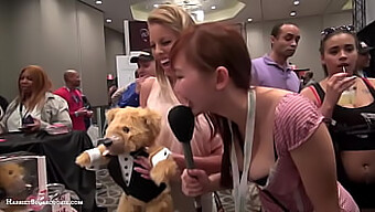 Tonåring (18+) Asiatiska Britney Amber Och Teddylovebear I Avn Expo