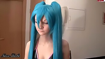 Hentai-Pornovideo Viser Tysk Teenager, Der Bliver Kneppet I Ansigtet Under Miku Hatsunes Cosplay-Sexsession