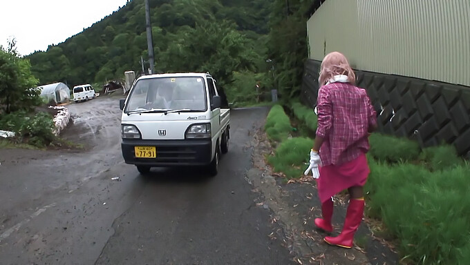 Belleza Japonesa Recibe Una Buena Cogida En Su Coño Peludo Por Desconocidos