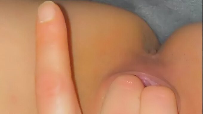 Teenager (18+) Genießt Solo-Masturbation