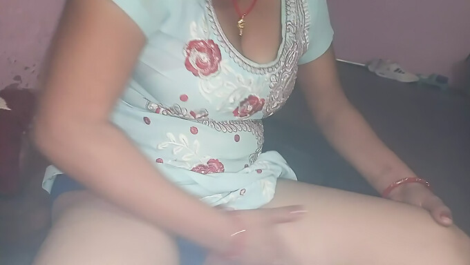 Forførende Indisk Bhabhi I En Sexvideo Med Oral Og 69