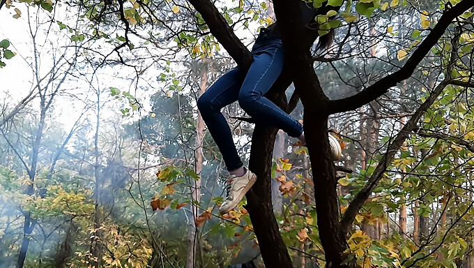 Ilusión Lésbica: Chica Se Sube A Un Árbol Para Masturbarse