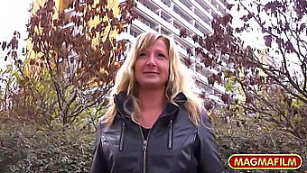 Milf Allemande Se Fait Doigter En Public