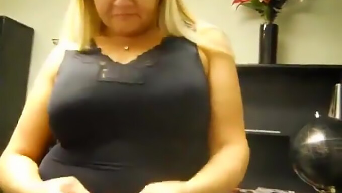 Mira A Una Linda Milf Rubia Con Grandes Tetas Naturales En La Webcam. ¡te Encantará!