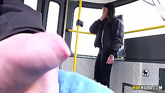 Stacy Sommers Dává Kouření V Veřejné Tramvaji