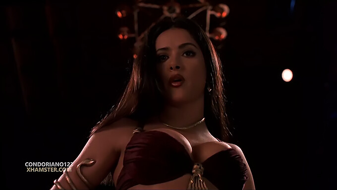 Salma Hayek穿着内衣的诱人展示