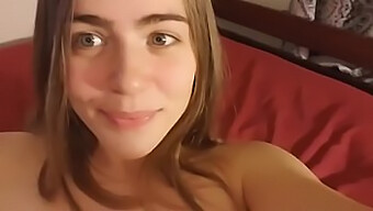 L'Incroyable Rencontre Sexuelle D'Awesomekate Avec Une Adolescente Poilue