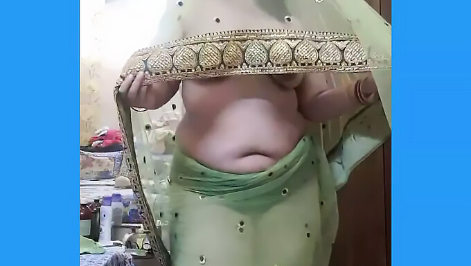 Desi Bhabhi Visar Upp Sin Stora Rumpa I En Netto Saree