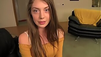 Elena Koshka, Adolescente (18 Ans Et Plus) Dans Une Vidéo Mignonne