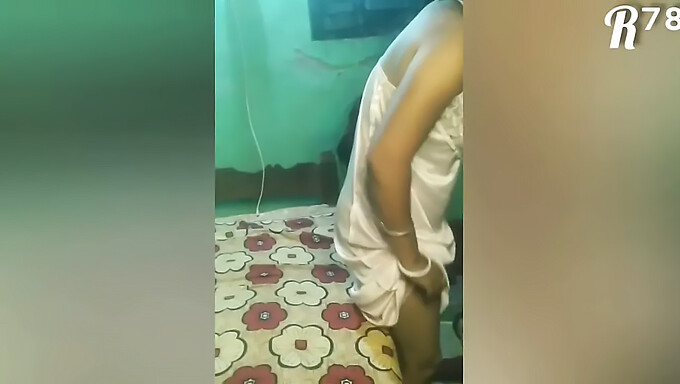 18-Year-Old Indian Girl Gets Fingered By Her Married Girlfriend In A Homemade Video